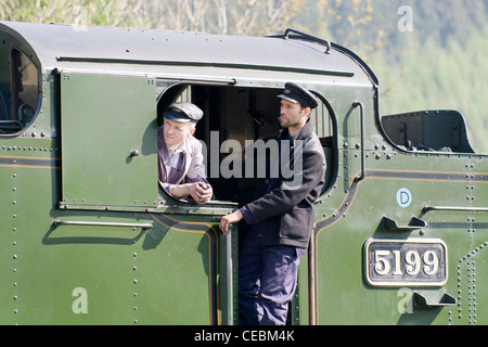 Une locomotive à vapeur sur le chemin de fer touristique de Llangollen avec le pilote du moteur et de fireman Banque D'Images