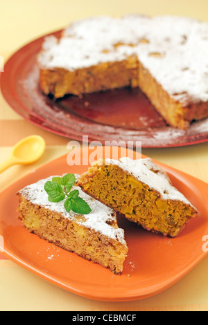 Tarte aux biscuits aux pommes et noix. Recette disponible. Banque D'Images