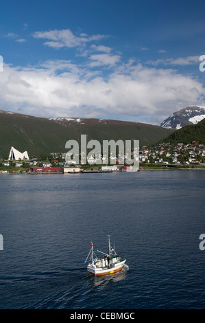 Norvège, Tromso. "Porte d'entrée de l'Arctique' situé au-dessus du cercle arctique. célèbre de la cathédrale arctique. Banque D'Images