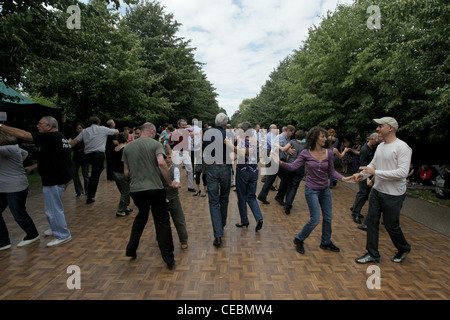 Les spectacles de danse de bal au bal pop up 'Dance al fresco' dans Regents Park, London, UK Banque D'Images