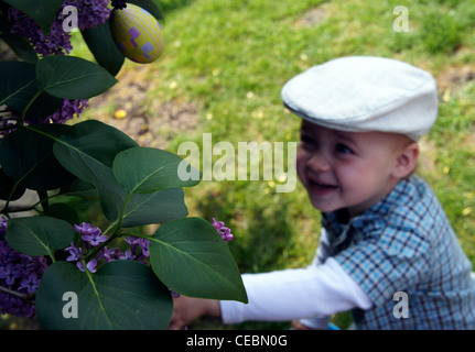 Les jeunes enfant jouit d'easter egg hunt Banque D'Images