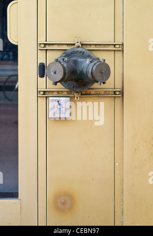 Curieux de la juxtaposition de points de connexion de tube sec et un accès handicapés appuyer sur l'interrupteur pour ouvrir une porte à San Francisco. Banque D'Images