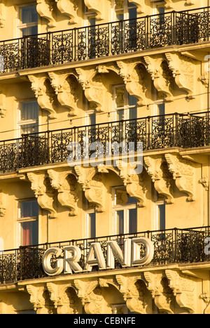 Du très grand hôtel façade sur le front de mer de Brighton. Banque D'Images