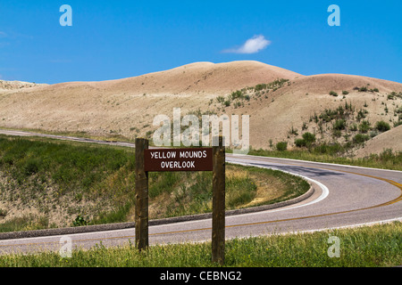 Montagnes rocheuses américaines Badlands National Park South Dakota aux États-Unis US Yellow Mounds surplombent la chaîne de montagnes horizontale haute résolution Banque D'Images