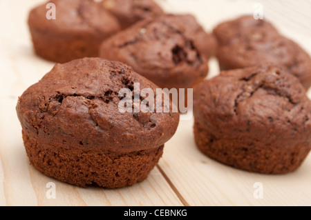 Close Up of Chocolate Muffins on Wooden Table Banque D'Images