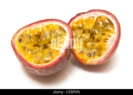 Les fruits de la passion isolated on a white background studio. Banque D'Images