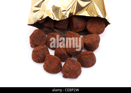 Truffes au chocolat sur fond blanc Banque D'Images