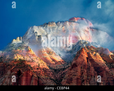 Pointe soleil à travers les nuages de tempête au Temple. Zion National Park, Utah Banque D'Images