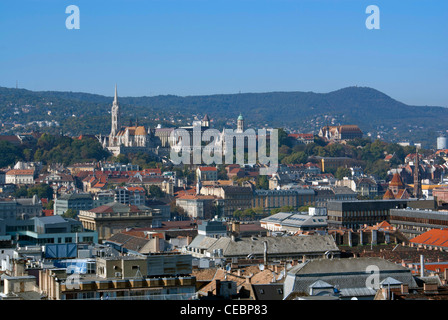 Vue sur les toits de Budapest vers le château et les collines au-delà Banque D'Images