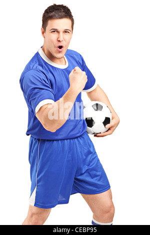 Fan de sport excité holding a football et gesticulant isolé sur fond blanc Banque D'Images