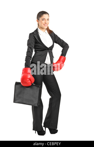 Portrait of a young woman with boxing gloves holding a briefcase isolé sur fond blanc Banque D'Images