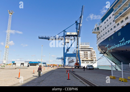 Machines de chargement des navires dans le port de Cadix en Espagne. Cadix est l'une des plus anciennes villes habitées en permanence de l'Europe. Banque D'Images