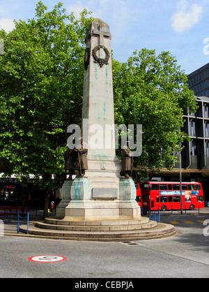 War Memorial de cheminots tués dans les deux guerres mondiales, à l'extérieur de la gare de Euston, Londres, Angleterre Banque D'Images