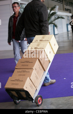 Cas du vin sur un chariot qui est poussé par un acheteur à l'occasion du Salon des Vins wine fair, Toulouse, Haute-Garonne, Midi- Pyréneés, Occitanie, France Banque D'Images