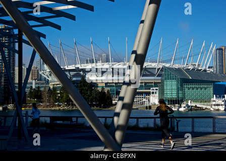 Les joggers sur seawall Stade BC Place nouveau toit escamotable False Creek Vancouver Waterfront Banque D'Images