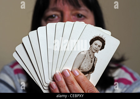 Femme tenant du jubilé de la reine Elizabeth II des cartes à jouer, Angleterre, Royaume-Uni, Europe de l'Ouest. Banque D'Images