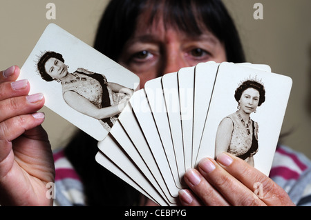 Femme tenant du jubilé de la reine Elizabeth II des cartes à jouer, Angleterre, Royaume-Uni, Europe de l'Ouest. Banque D'Images