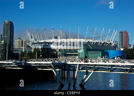 Les marcheurs passerelle digue promenade Stade BC Place nouveau toit escamotable False Creek Vancouver Waterfront Banque D'Images