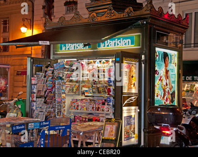 Le journal parisien kiosk kiosque Marais Paris France French Banque D'Images