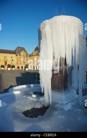 Fontaine couverte de glace à la place Ducale à Charleville-Mézières, Champagne-Ardenne, France Banque D'Images