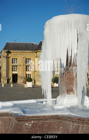 Fontaine couverte de glace à la place Ducale à Charleville-Mézières, Champagne-Ardenne, France Banque D'Images