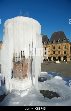 Fontaine couverte de glace à la place Ducale à Charleville-Mézières, Champagne-Ardenne, France Banque D'Images