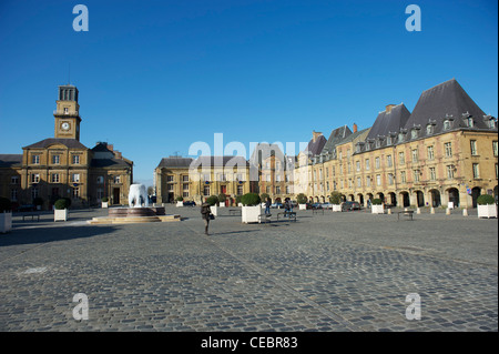 Sur le modèle de Paris, Place des Vosges, Place Ducale est le coeur de Charleville-Mézières, capitale de Champagne-Ardenne Banque D'Images