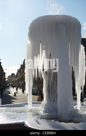 Fontaine couverte de glace à la place Ducale à Charleville-Mézières, Champagne-Ardenne, France Banque D'Images