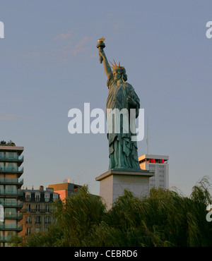 Statue de la liberté sur l'Île aux cygnes, Seine à Paris, France. Banque D'Images