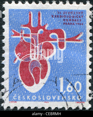 Un timbre imprimé dans la Tchécoslovaquie, est dédié à la cardiologie Congrès, Prague, montre un cœur humain stylisé, vers 1964 Banque D'Images