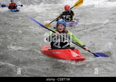 Femme fille canoéiste prenant part à la concurrence inter university sur la rivière Exe Exeter 4/2/12 Tournage sur un barrage Banque D'Images