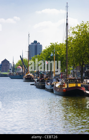 Petit port en ville avec des navires sur journée d'été Banque D'Images