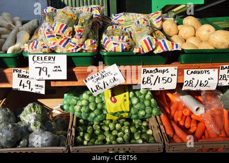 Légumes frais sur la vente à l'extérieur d'une boutique à Whitley Bay, North East England UK Banque D'Images