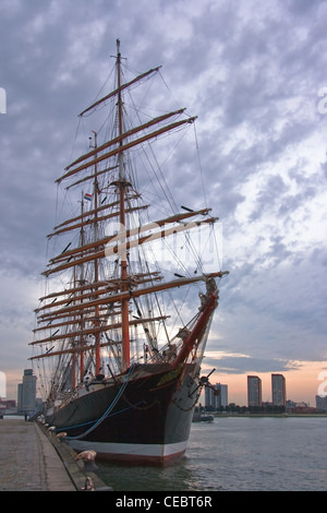 Sedov tallship russe dans le port de Rotterdam, aux Pays-Bas par la lumière du soir Banque D'Images