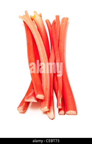 Les bâtonnets de rhubarbe ou non cuites tiges isolated on a white background studio. Banque D'Images