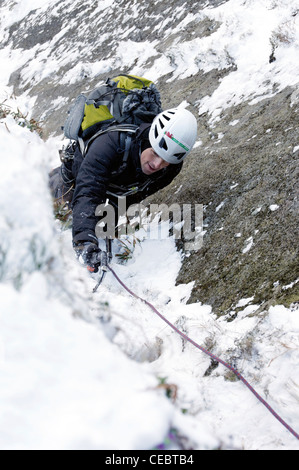 Hiver Randonnées sur les échelles noir le Snowdonia Banque D'Images