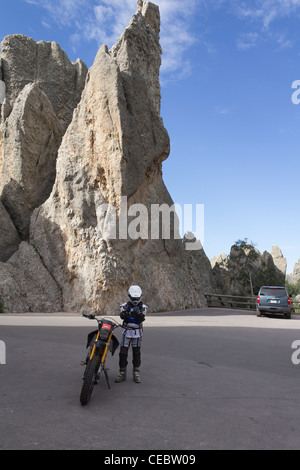 Needles Eye tunnel Black Hills Custer State Park Needles Highway South Dakota aux États-Unis paysage américain angle bas style de vie vertical haute résolution Banque D'Images