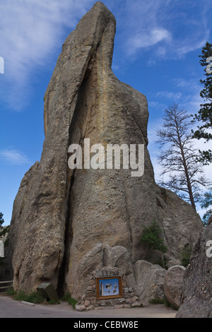 Needles Eye tunnel Black Hills Custer State Park paysage Needles Highway South Dakota aux États-Unis gros plan US paysage de montagne vu en dessous vertical haute résolution Banque D'Images