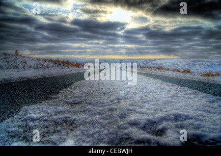 Route de campagne avec la neige et la glace Banque D'Images