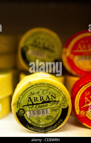 Des fromages locaux sur l'affichage pour la vente à l'île d'Arran Distillery Lochranza sur l'île d'Arran. Banque D'Images