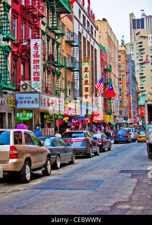 NEW YORK - 18 avril : rue de New York's célèbre Chinatown le long de East Broadway le 18 avril 2011 à New York, NY, USA. Banque D'Images