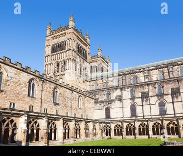 Cathédrale de Durham avec cloître, Durham, en Angleterre, en été avec ciel bleu clair Banque D'Images