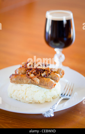 Les saucisses avec purée de pommes de terre et oignons frits au pub Banque D'Images