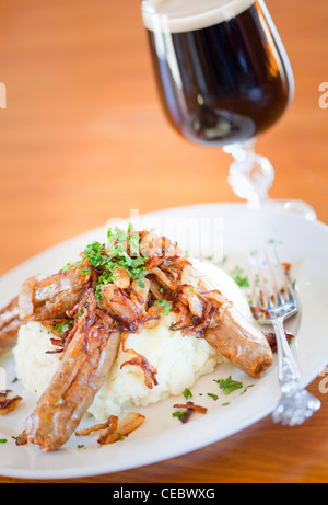 Les saucisses avec purée de pommes de terre et oignons frits au pub Banque D'Images