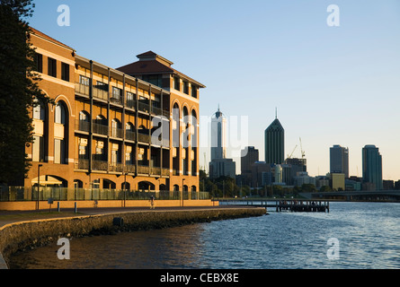 Old Swan Brewery Restaurant sur la rivière Swan à l'horizon de la ville en arrière-plan. Perth, Western Australia, Australia Banque D'Images