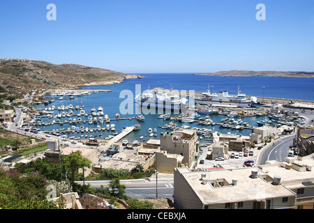 Une vue panoramique du port de Mgarr avec ferry sur l'île de Gozo, Malte. Banque D'Images