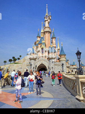 Château de La Belle au bois dormant, Fantasyland, parc à thème Disneyland Paris, Marne-la-Vallée, Île-de-France, France Banque D'Images