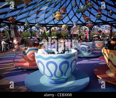 Tour de Mad Hatter's Tea Coups à Disneyland Park, Disneyland Paris, Marne-la-Vallée, Île-de-France, France Banque D'Images