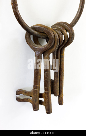 Rusty vintage skeleton keys sur ring Banque D'Images