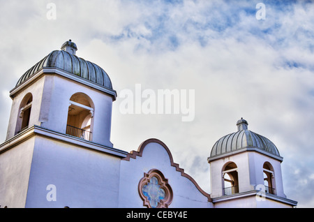 Image HDR d'une mission de l'église de stuc de style espagnol avec clear sky Banque D'Images